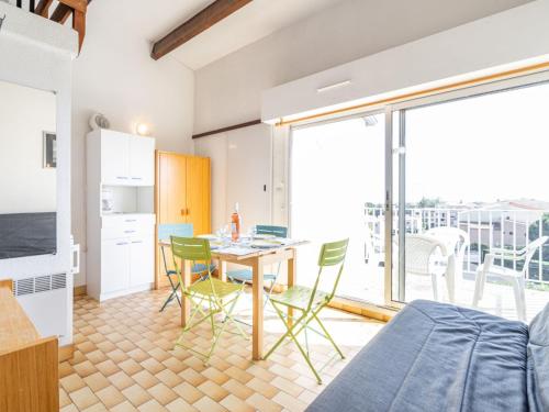 une cuisine et une salle à manger avec une table et des chaises dans l'établissement Studio Hameau de Pech I-2 by Interhome, au Cap d'Agde