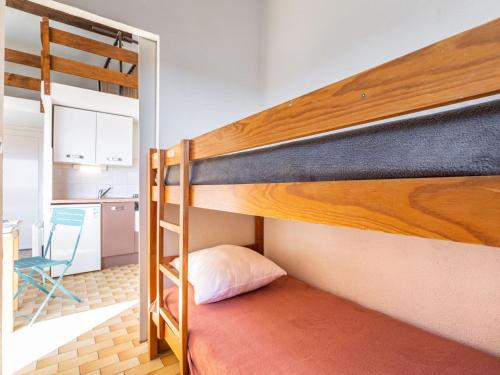 Ce lit superposé se trouve dans un dortoir doté d'une cuisine. dans l'établissement Studio Hameau de Pech I-2 by Interhome, au Cap d'Agde