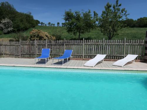 沙托蘭的住宿－斯唐福恩別墅，游泳池旁的两把蓝白椅子