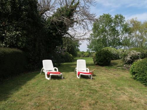 ポン・ラベにあるHoliday Home Ty ar Marc'htenn - PAB102 by Interhomeの庭の芝生に座る椅子2脚