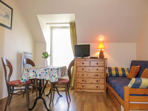 - un salon avec un canapé et une table dans l'établissement Apartment Le Bénétin - DAR303 by Interhome, à Dinard