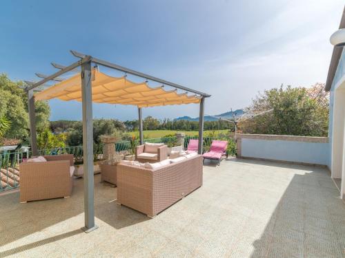 Χώρος καθιστικού στο Villa Surphinia by Interhome