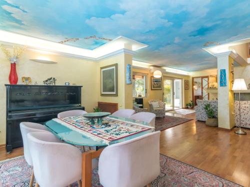Χώρος καθιστικού στο Villa Surphinia by Interhome