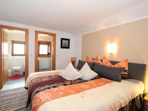 sypialnia z 2 łóżkami i łazienką w obiekcie Apartment Schweiberer-3 by Interhome w mieście Aschau