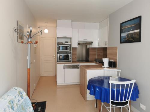 una pequeña cocina con una mesa azul en una habitación en Apartment Le Vieux Port by Interhome, en Cancale