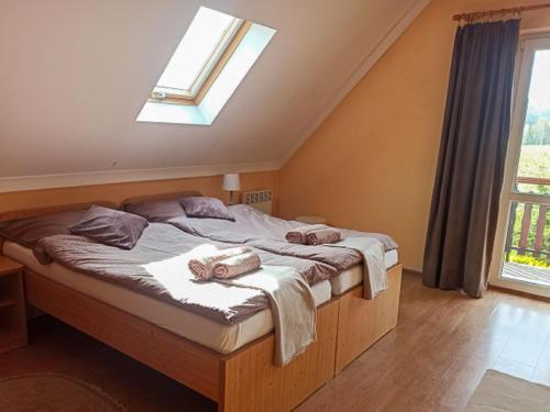 1 dormitorio con 1 cama con 2 toallas en Holiday Home Lgota by Interhome en Witanowice