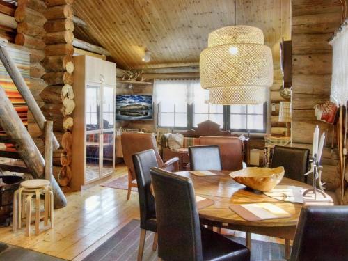 ein Esszimmer mit einem Holztisch und Stühlen in der Unterkunft Holiday Home Hankisääski by Interhome in Ylläsjärvi