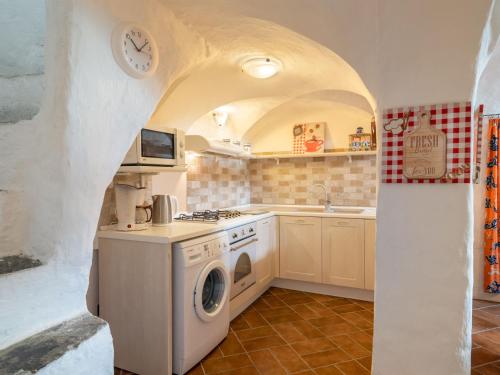 CipressaにあるHoliday Home Sole - SLR224 by Interhomeのキッチン(コンロ、洗濯機、シンク付)