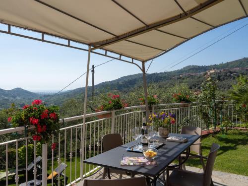 ドルチェードにあるApartment Villa Paradiso - DOL191 by Interhomeの山の景色を望むバルコニー(テーブル付)