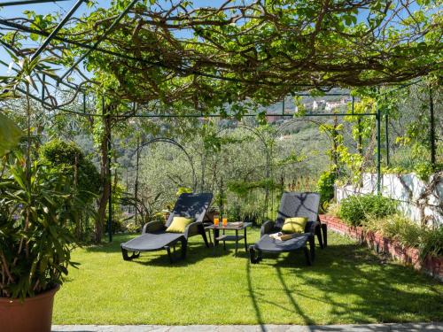 un grupo de sillas y una mesa en un patio en Apartment Villa Paradiso - DOL190 by Interhome, en Dolcedo
