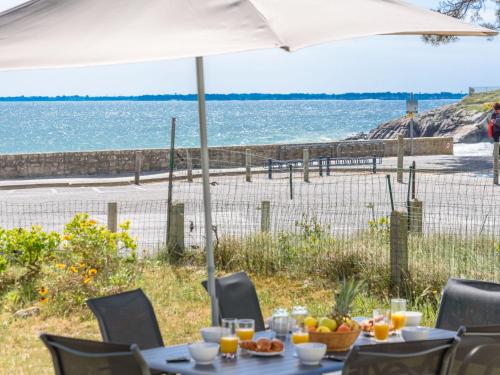 - une table avec un parasol et une vue sur l'océan dans l'établissement Villa Trezen by Interhome, à Carnac