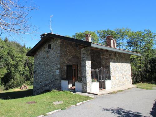 un piccolo edificio in pietra con un cancello di fronte di Holiday Home Alpe by Interhome a Brissago Valtravaglia