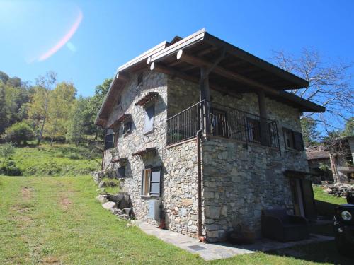 una casa in pietra con balcone sopra di Holiday Home Alpe by Interhome a Brissago Valtravaglia