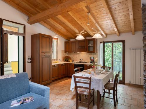PantasinaにあるHoliday Home Ca' da Prima Porta - VLO131 by Interhomeのリビングルーム(テーブル、青いソファ付)