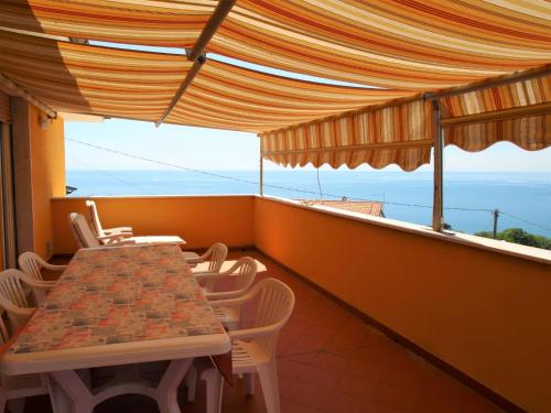 un tavolo e sedie su un balcone con vista di Apartment Orizzonte by Interhome a Moneglia