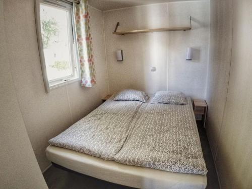 En eller flere senge i et værelse på Holiday Home Sunset Terrace by Interhome
