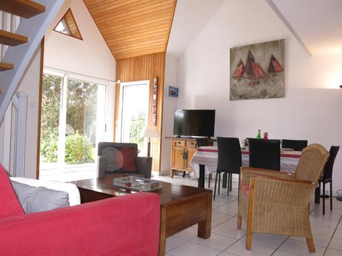 sala de estar con sofá y mesa en Holiday Home Les Embruns - RHU100 by Interhome, en Sarzeau