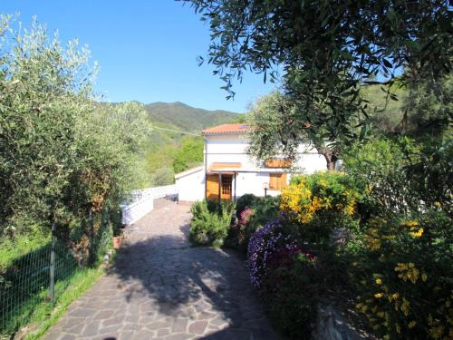 une maison avec un jardin fleuri devant elle dans l'établissement Holiday Home Casa Nueva by Interhome, à Moneglia