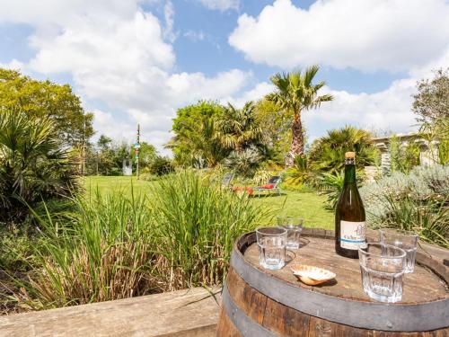 - une bouteille de vin sur un tonneau avec des verres dans l'établissement Holiday Home Valhalla- chez Emile by Interhome, à Planguenoual