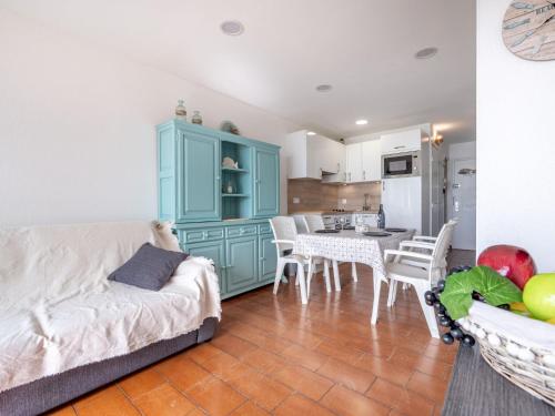 un salon avec un canapé et une table dans l'établissement Apartment Les Jardins de la Plage-11 by Interhome, à Canet