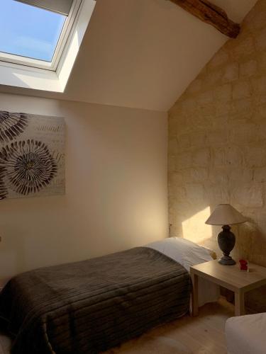 1 dormitorio con cama y ventana en Appart chic et cosy/centre ville/ 20min de Paris, en Maisons-Laffitte