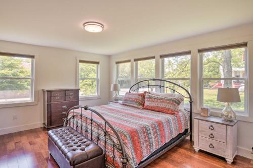 A bed or beds in a room at Cozy Cottage Yard and Deck, Walk to Downtown!