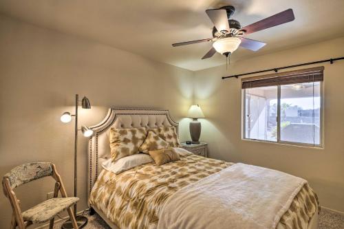1 dormitorio con 1 cama con ventilador de techo y silla en Idyllic Yuma Home with Mtn Views - Near Golfing, en Fortuna