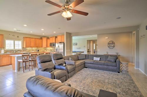 インディオにあるIndio House with Pool 7 Mi to Empire Polo Club!のソファと天井ファンのあるリビングルーム