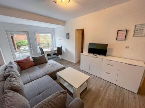 ein Wohnzimmer mit einem Sofa und einem Flachbild-TV in der Unterkunft Apartment Riff by Interhome in Norddeich