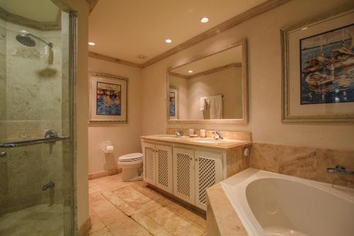 La salle de bains est pourvue d'une baignoire, d'un lavabo et de toilettes. dans l'établissement Sugar Hill B305, à Saint James