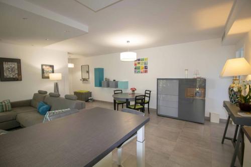 un salon avec un canapé et une table dans l'établissement Beau 78m avec TERRASSE- résidence avec PISCINE, à Saint-Raphaël