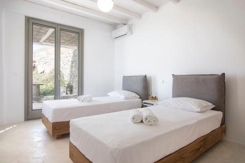 Postel nebo postele na pokoji v ubytování Dreamy Cycladic Luxury Summer Villa 1