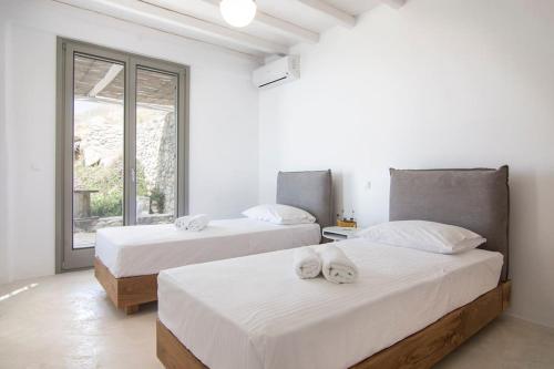 Кровать или кровати в номере Dreamy Cycladic Luxury Summer Villa 1