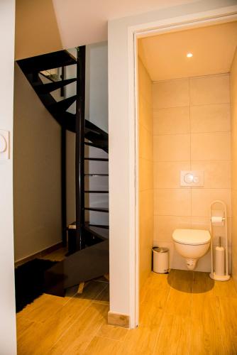La salle de bains est pourvue de toilettes et d'un escalier. dans l'établissement Le Paradis - Gîtes de groupe, à La Roche-sur-Foron