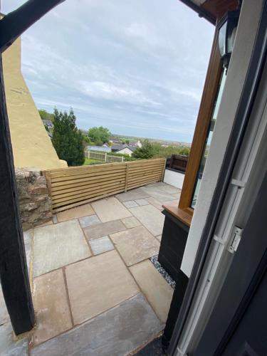 Blick auf einen Innenhof von der Tür eines Hauses in der Unterkunft Ifan cottage - two bedroom cottage in Meliden