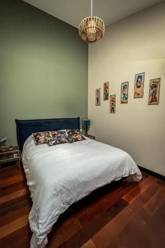 Cama o camas de una habitación en DEMEURE DES TROIS FOUDRES