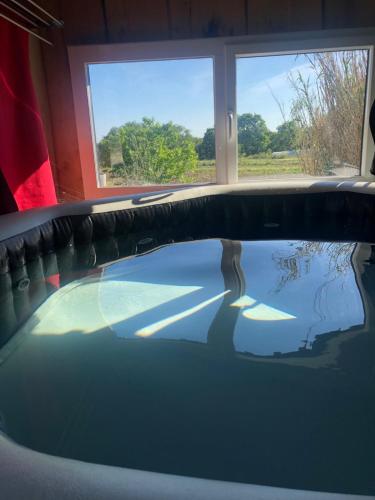 une vue de l'arrière d'une voiture avec une fenêtre dans l'établissement Maison entre Golfe du Morbihan et Presqu'île de Rhuys, à Surzur