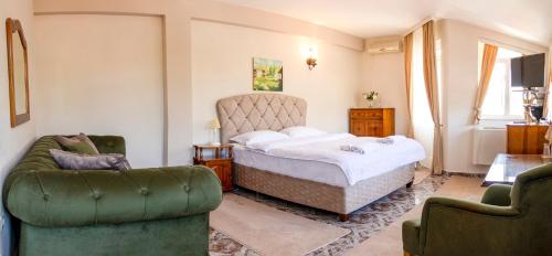 ミネラルニ・バニにあるFamily Hotel Victoria Goldのベッドルーム1室(ベッド1台、椅子2脚付)