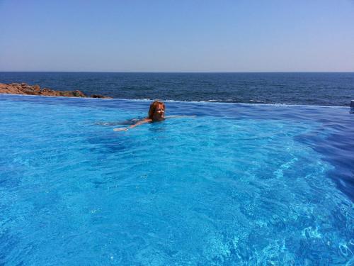 kobieta w basenie w oceanie w obiekcie Sozopol Bulgaria VIP zona w mieście Sozopol