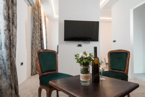 a dining room with a table with two chairs and a television at Vinceia in Smederevo