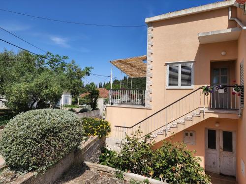 une maison avec un escalier sur son côté dans l'établissement Apartment Željković, à Korčula