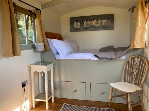 Area tempat duduk di Outstandingly situated cosy Shepherds Hut