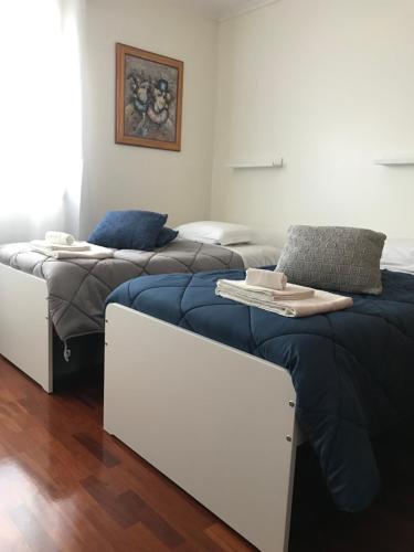 two beds sitting next to each other in a room at De frente para o Mar in Costa Nova