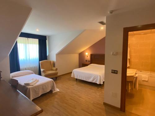 Habitación de hotel con 2 camas y baño en Hotel Cristina, en Noreña