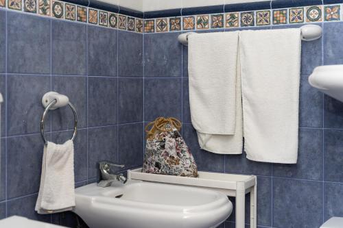 łazienka z umywalką, toaletą i ręcznikami w obiekcie Apartamentos A Laxe w mieście O Grove