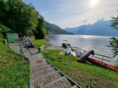 a view of a lake with boats on the shore at Wohlfühl-Oase mit Traumblick für alle Generationen inkl Aufzug in Gambarogno