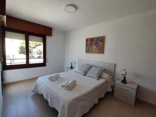 A bed or beds in a room at Benatorre Playa (Casa en primera línea de playa).