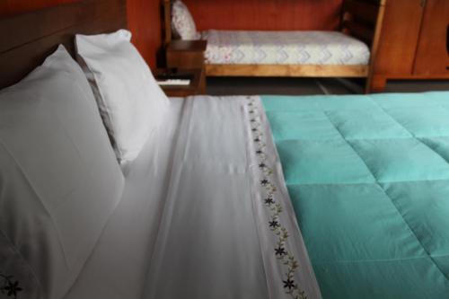 Ein Bett oder Betten in einem Zimmer der Unterkunft Hostal Capricho de Carlitos