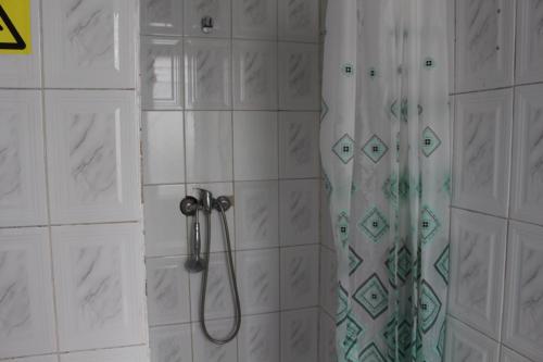 Bilik mandi di Hostal Capricho de Carlitos