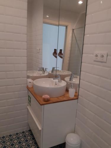 un bagno con due lavandini e un grande specchio di São Bartolomeu Apartment 1 a Coimbra